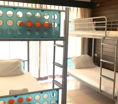 Кровать в общем номере в Lub Sbuy Hostel