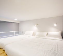Семейный люкс с балконом в Nornyaowarat Hostel