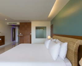 Двухместный клубный номер Executive с видом на море двуспальная кровать в Chanalai Flora Resort, Kata Beach