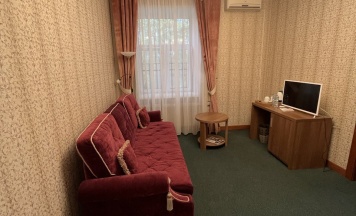 8. Трёхкомнатный "Семейный номер", с видом на Монастырскую площадь в Боровница