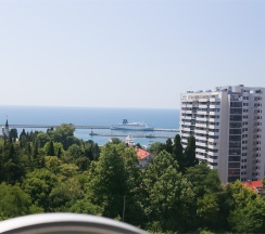 Студия Панорамная улучшенная с балконом, мини кухней и видом на город и море в Амбассадор