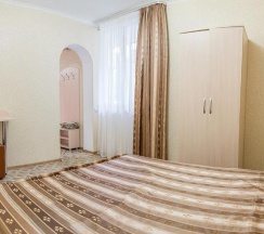 2-комнатный номер комфорт с 2 односпальными и 1 двуспальной кроватью в Версаль 2
