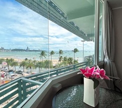 Номер Deluxe в The Beach Front Resort Pattaya  - SHA Plus
