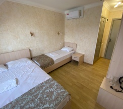 3-местный номер стандарт комфорт с 1 односпальной и 1 двуспальной кроватью в 2 Перца