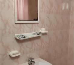 Номер стандарт с 2 односпальными и 1 двуспальной кроватью в Оптима