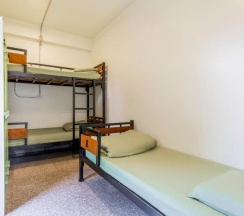 Кровать в общем номере в OYO 928 Leaf Hostel
