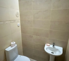 Шестиместные апартаменты с балконом и с красивым видом из окна в Rozetta