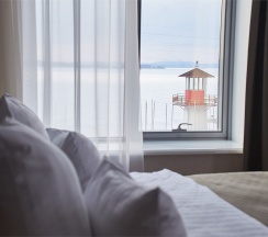 Номер-студио с кроватью "king-size" и видом на озеро в F911