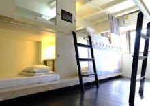 Кровать в общем номере двуспальная кровать в 3Howw Hostel at Sukhumvit 21