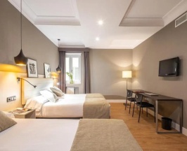 Четырёхместный семейный номер в Hotel Cortezo