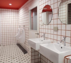Кровать в общем номере (женский номер) с видом на город в Yaks House Hostel