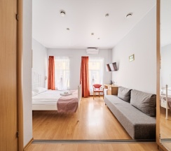 Улучшенная комната с двуспальной кроватью и диваном в Октавиана