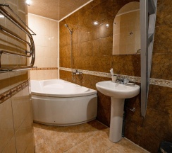 Команта двухуровневая с 1 двуспальной кроватью в Волна