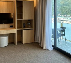 Двухместный номер Стандарт с балконом двуспальная кровать в Изумруд