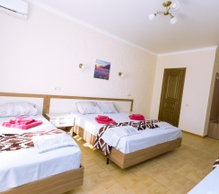 4-местный номер стандарт с балконом в ТриО