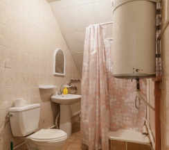 Кровать в общем номере с красивым видом из окна в Атлантида