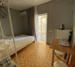 Четырехместный двухкомнатный номер на 1 этаже в Ярд