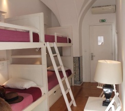 Кровать в общем номере с красивым видом из окна в Lost Inn Lisbon Hostel