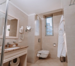 Двухместный люкс с видом на море двуспальная кровать в Grand hotel Anapa