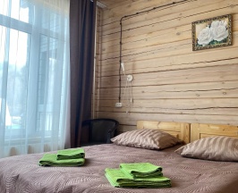 Стандартный номер с двуспальной кроватью и балконом (верхний этаж) в Гавань Листвянка