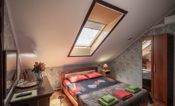 Номер стандарт с 1 двуспальной кроватью (мансарда) в Изумруд