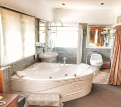Двухместный Sky Nest Tree Top двуспальная кровать в Birds and Bees Resort
