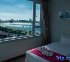 Трёхместный люкс с частичным видом на море в The Beach Front Resort Pattaya  - SHA Plus