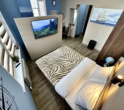 Номер люкс семейный с 1 односпальной и 1 двуспальной кроватью в Pallada