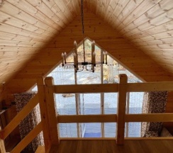 Двухместный коттедж с красивым видом из окна двуспальная кровать в Elki Domiki