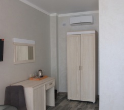 Двухместный люкс с балконом и с красивым видом из окна двуспальная кровать в Вилла Абхазия