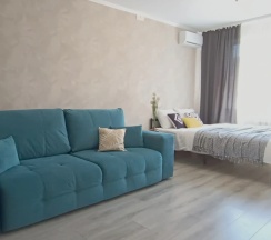 Четырёхместные апартаменты Superior с балконом в Апартаменты Aura сети DeNewHome в центре Левого берега