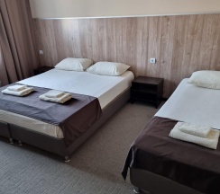 Номер стандарт семейный с 1 односпальной и 1 двуспальной кроватью в Leto Place