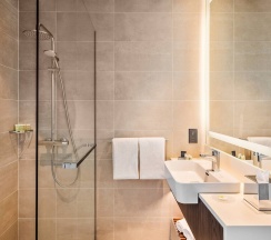 Двухместный номер Guest с видом на сад двуспальная кровать в Отель Courtyard by Marriott Baku