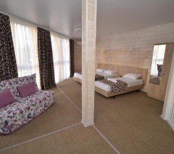 Номер улучшенный семейный с 1 односпальной и 1 двуспальной кроватью в Villa na peske