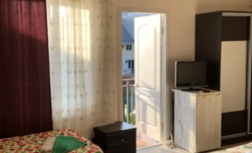 Четырёхместный семейный номер Standard с балконом и с видом на город в Якорь