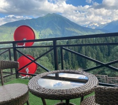 Люкс с балконом и c панорамным видом на горы в Шатун