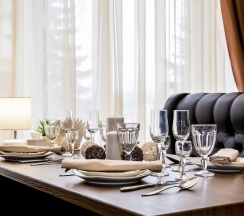 Номер полулюкс улучшенный с 1 двуспальной кроватью в Гранат