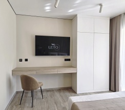 Family studio с одной большой кроватью и диваном в Leto