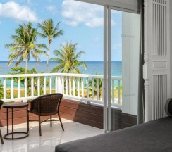 Двухместный номер Deluxe Terrace с видом на море двуспальная кровать в Thavorn Palm Beach Resort Phuket