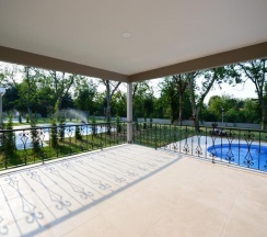 Вилла с балконом и с красивым видом из окна в Guzel Evler Family Resort