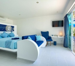 Семейный номер Standard с частичным видом на море в La Perle Luxury Boutique Hotel