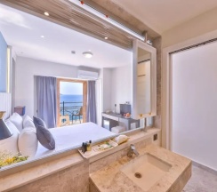 Двухместный номер Deluxe с балконом и с видом на море двуспальная кровать в Hera Hotel