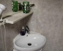 Кровать в 4-местном общем женском номере в Only