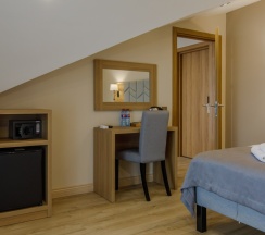 Двухместный номер Стандарт Мансарда с балконом двуспальная кровать в Афалина