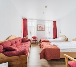 Улучшенная комната с двумя кроватями и диваном в Октавиана