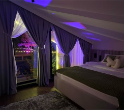 Дом «DOUBLE» с банным чаном на террасе в Luxe House