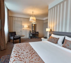 Номер Classic Superior с двуспальной кроватью и кофемашиной в Mercure Арбат