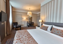 Номер Classic Superior с двуспальной кроватью и кофемашиной в Mercure Арбат