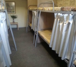 Спальное место на двухъярусной кровати в общем номере для женщин в Okayhostel