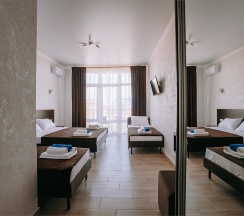 Полулюкс четырехместный с балконом в Космос